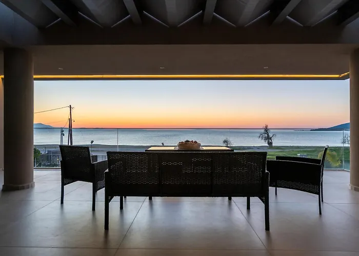 Sun And Sea - Beachfront, 2 Bedrooms With Sea View & Garden Апартаменты