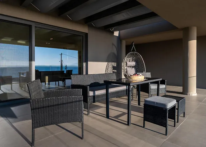 Sun And Sea - Beachfront, 2 Bedrooms With Sea View & Garden Апартаменты