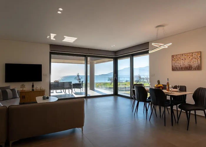 Sun And Sea - Beachfront, 2 Bedrooms With Sea View & Garden Апартаменты *