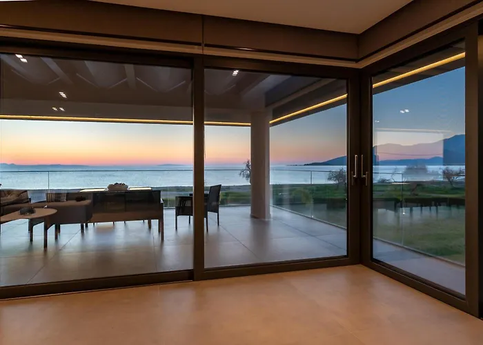 Апартаменты Sun And Sea - Beachfront, 2 Bedrooms With Sea View & Garden Паралион-Астрос