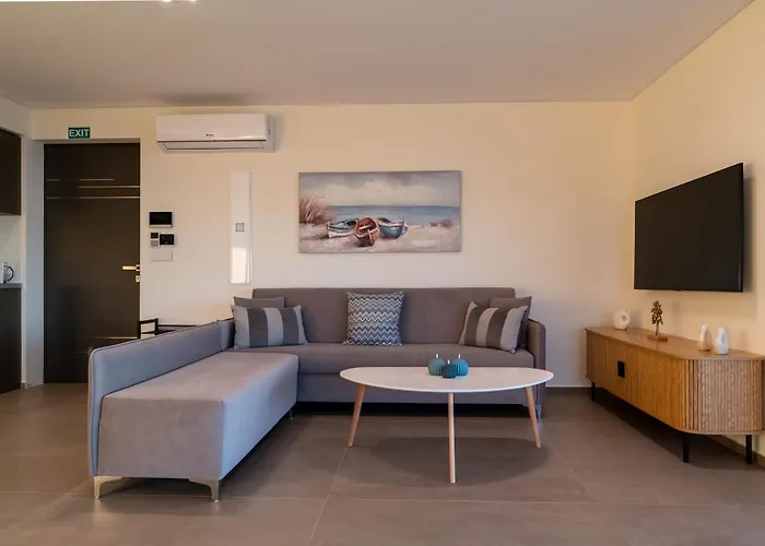 Апартаменты Sun And Sea - Beachfront, 2 Bedrooms With Sea View & Garden *