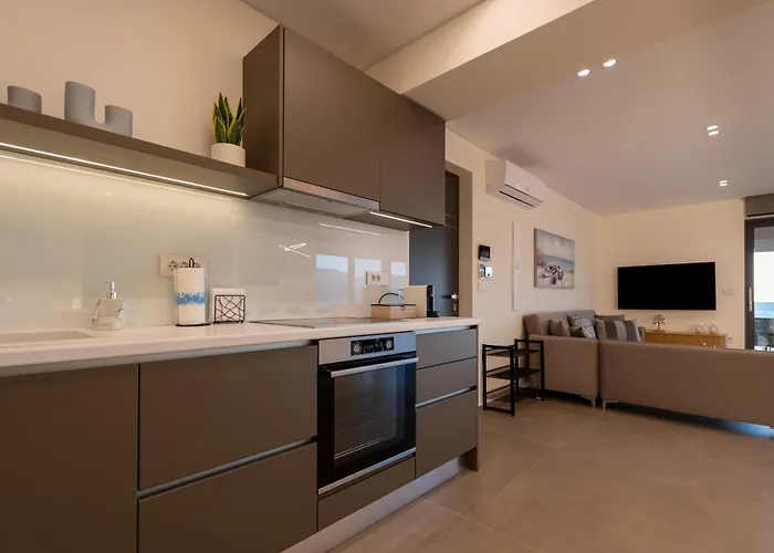 Апартаменты Sun And Sea - Beachfront, 2 Bedrooms With Sea View & Garden
