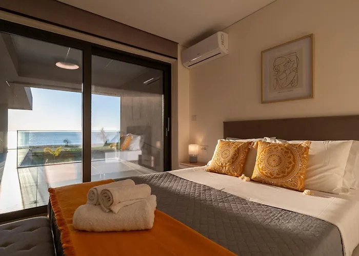 Апартаменты Sun And Sea - Beachfront, 2 Bedrooms With Sea View & Garden Паралион-Астрос
