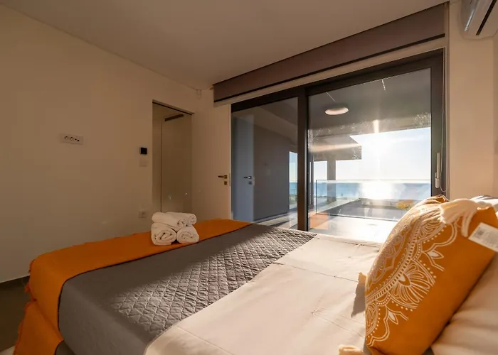 Sun And Sea - Beachfront, 2 Bedrooms With Sea View & Garden *