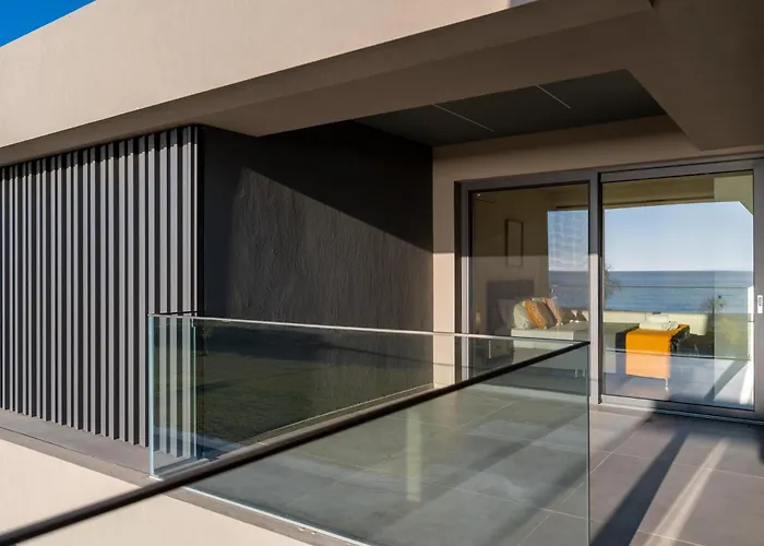 Апартаменты Sun And Sea - Beachfront, 2 Bedrooms With Sea View & Garden *