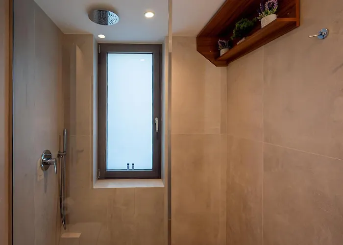 Апартаменты Sun And Sea - Beachfront, 2 Bedrooms With Sea View & Garden *