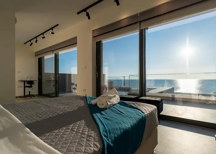 Апартаменты Sun And Sea - Beachfront, 2 Bedrooms With Sea View & Garden