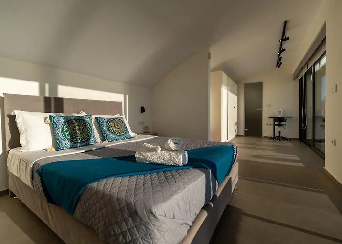 Апартаменты Sun And Sea - Beachfront, 2 Bedrooms With Sea View & Garden