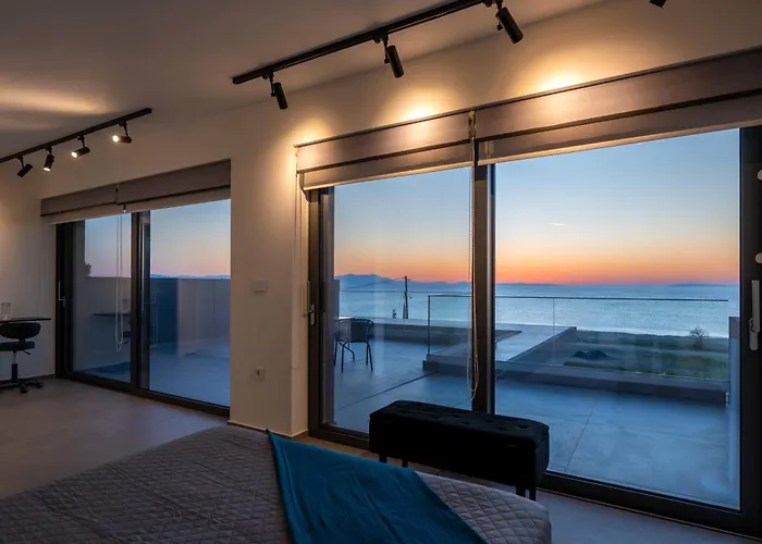 Sun And Sea - Beachfront, 2 Bedrooms With Sea View & Garden Паралион-Астрос