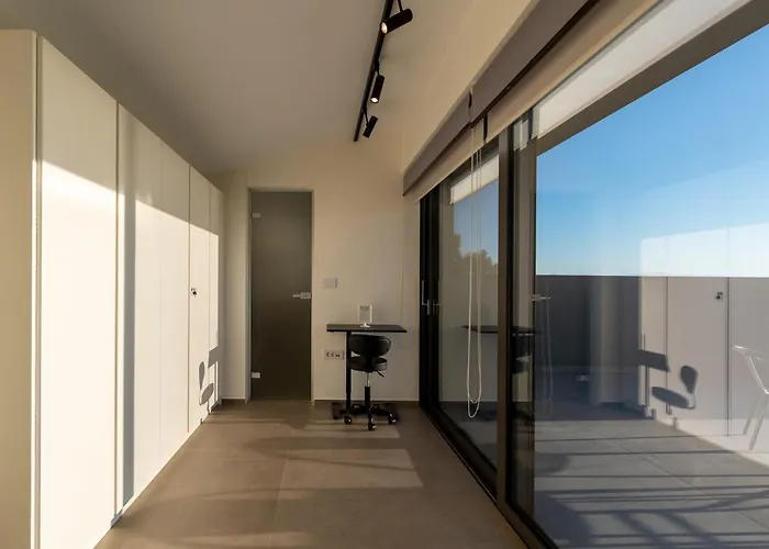 Апартаменты Sun And Sea - Beachfront, 2 Bedrooms With Sea View & Garden