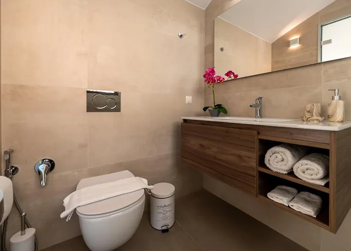 Апартаменты Sun And Sea - Beachfront, 2 Bedrooms With Sea View & Garden *