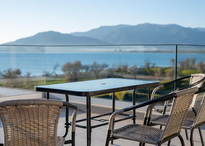 Апартаменты Sun And Sea - Beachfront, 2 Bedrooms With Sea View & Garden *