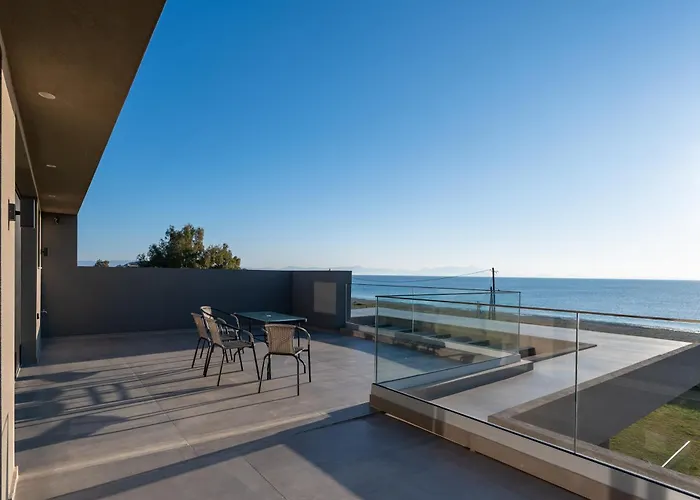 Sun And Sea - Beachfront, 2 Bedrooms With Sea View & Garden Апартаменты *