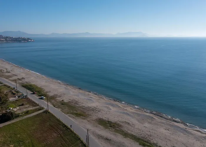 Апартаменты Sun And Sea - Beachfront, 2 Bedrooms With Sea View & Garden