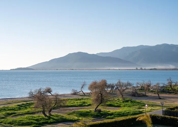 Sun And Sea - Beachfront, 2 Bedrooms With Sea View & Garden Паралион-Астрос