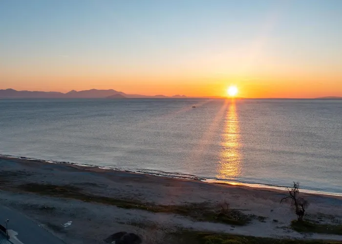 Apartman Sun And Sea - Beachfront, 2 Bedrooms With Sea View & Garden *